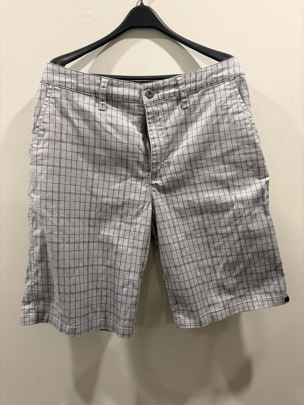 Quiksilver Men's Grey Plaid Flat Front Casual Shorts Size 32